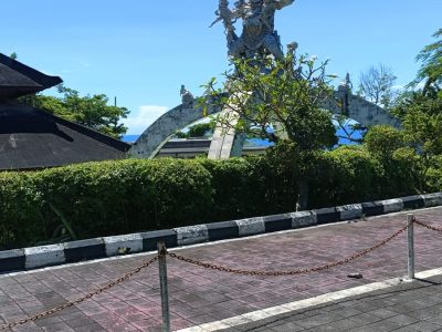 Statue of God at Uluwatu temple Statue of Kumbhakaran fighting with Vanar sena at Uluwatu temple