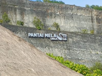 Pantai Melasti beach written on the cliff
