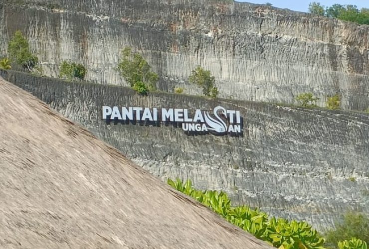 Pantai Melasti beach written on the cliff