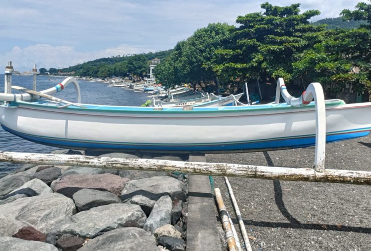 Boat docked on the floor at Amed beach