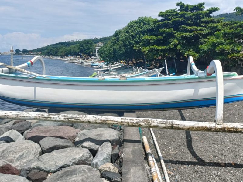 Boat docked on the floor at Amed beach