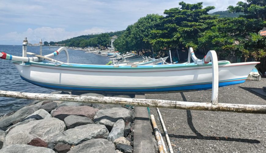 Boat docked on the floor at Amed beach