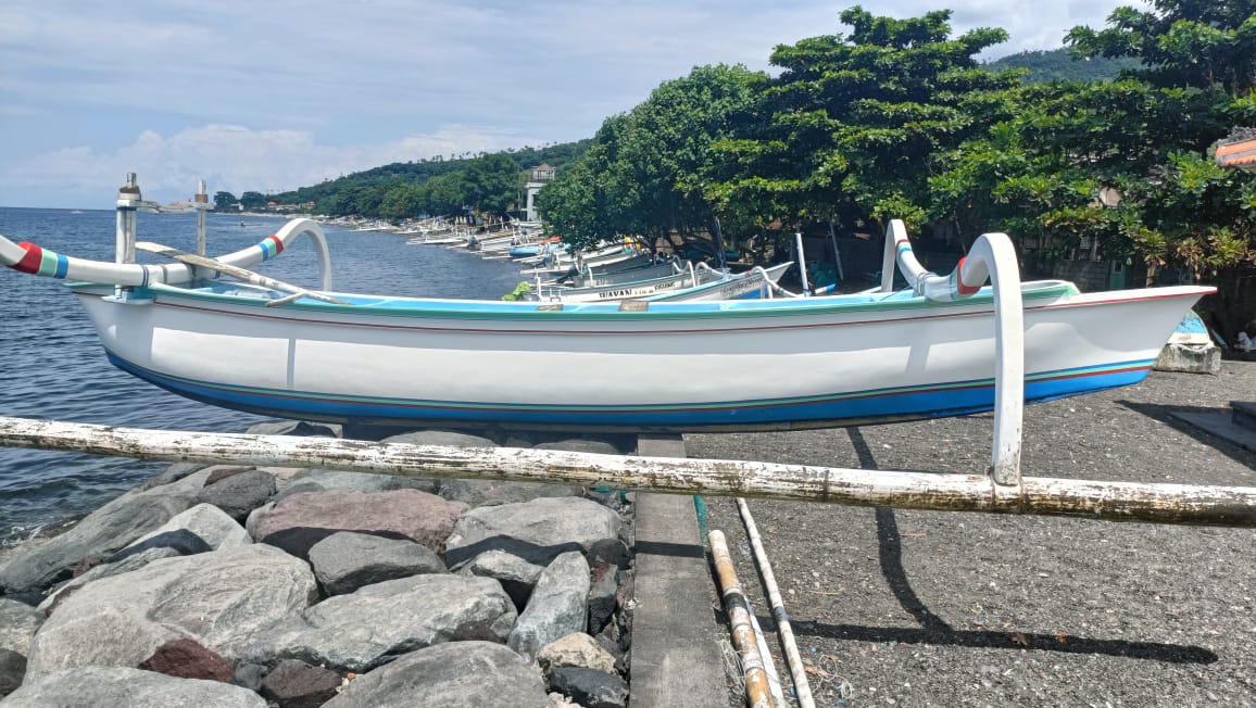 Boat docked on the floor at Amed beach