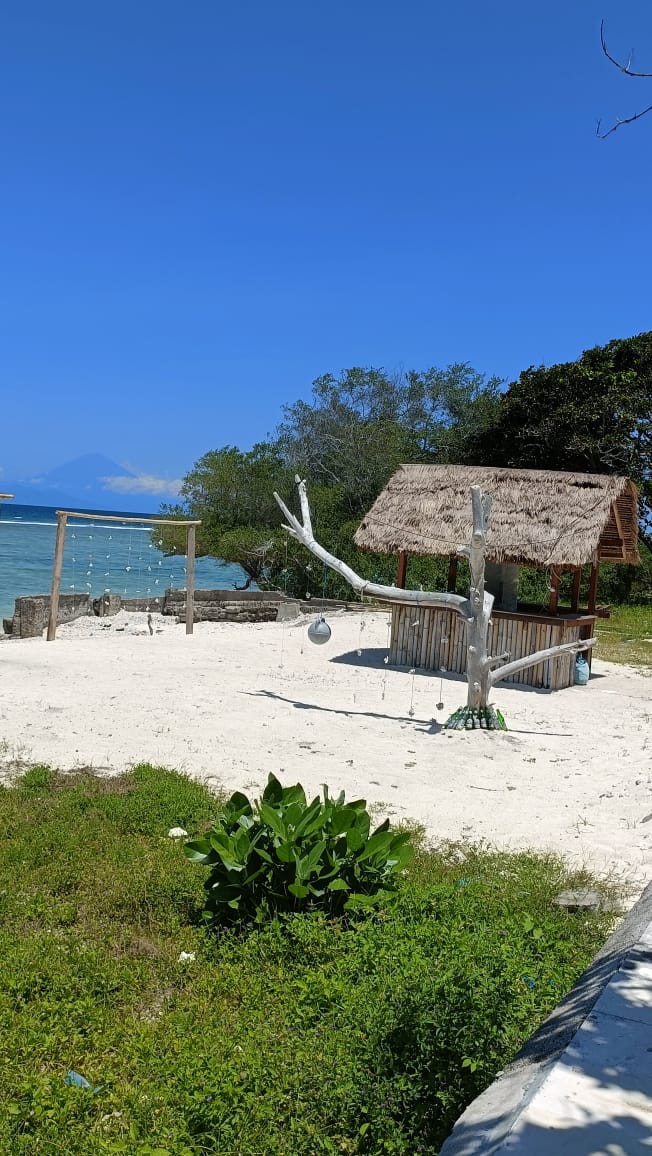 Gili Air3 A small hut on white sand beach area of Gili Air