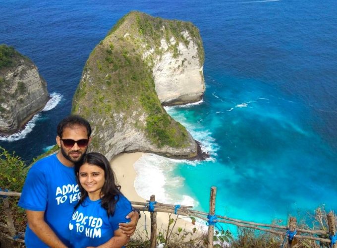 Couple posing in front of Nusa Penida sea during the 5 nights 6 days Bali tour package with Nusa Penida.