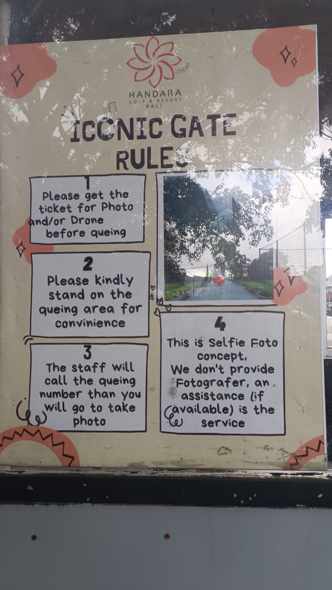 The rules tourists has to follow at Handara gate to get their photo clicked.