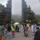 Tourists getting their shots at Handara gate