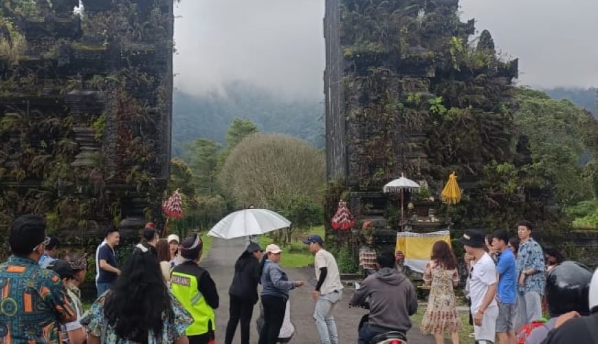 Tourists getting their shots at Handara gate