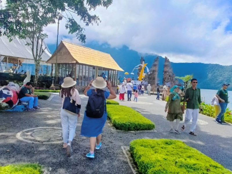 Novi and Ridhima enjoying in the premises of Ulundanu Beratan temple