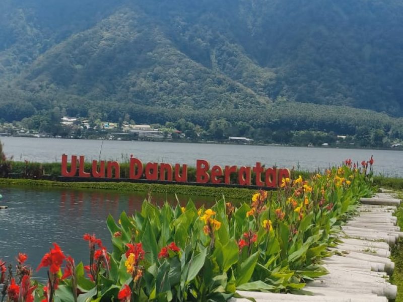 Ulundanu Beratan temples pond