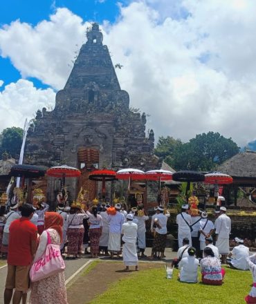 Temple premises of Ulundanu where villages are performing rituals one day before Nayepi.