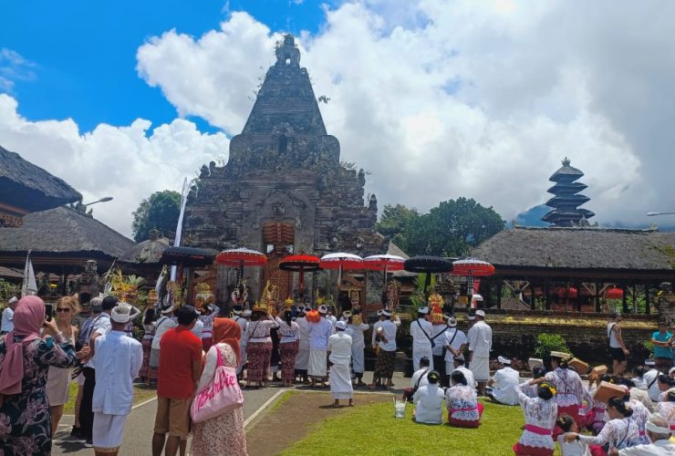 Temple premises of Ulundanu where villages are performing rituals one day before Nayepi.