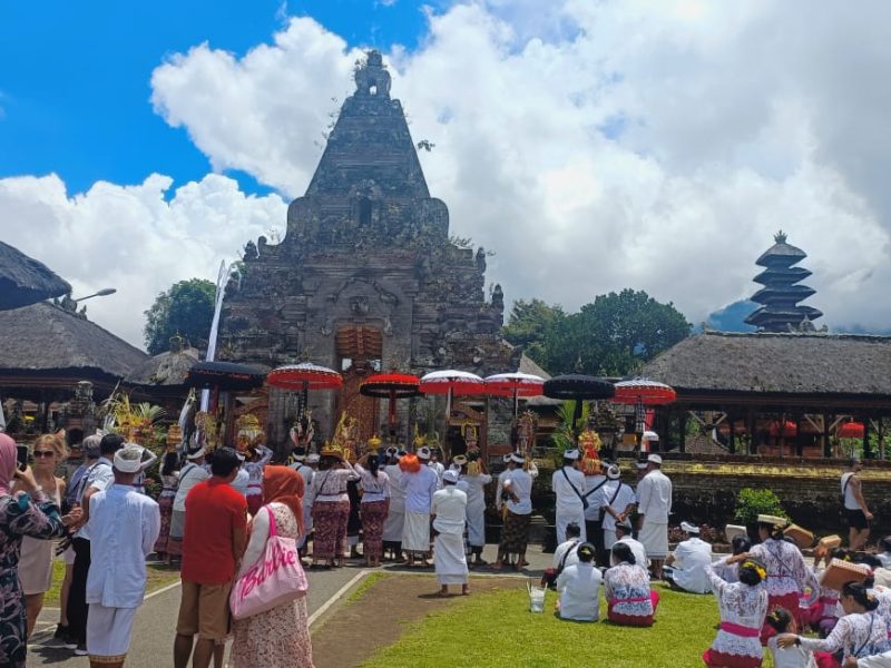 Temple premises of Ulundanu where villages are performing rituals one day before Nayepi.