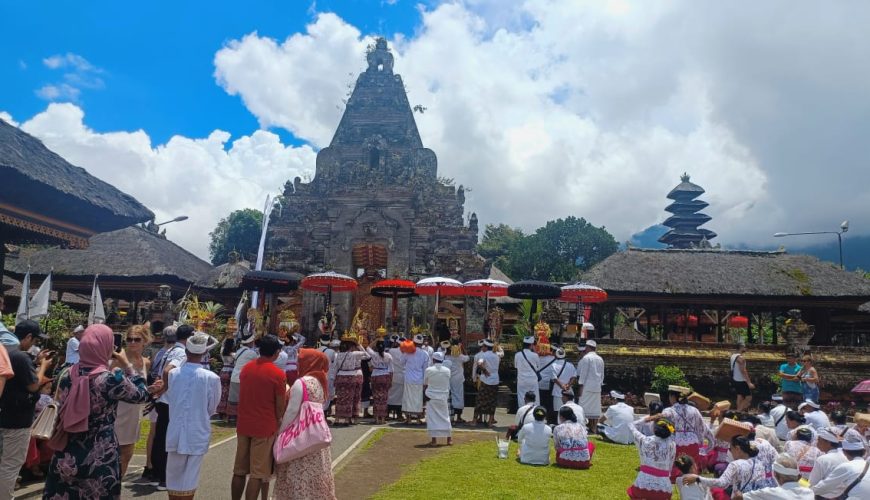 Temple premises of Ulundanu where villages are performing rituals one day before Nayepi.