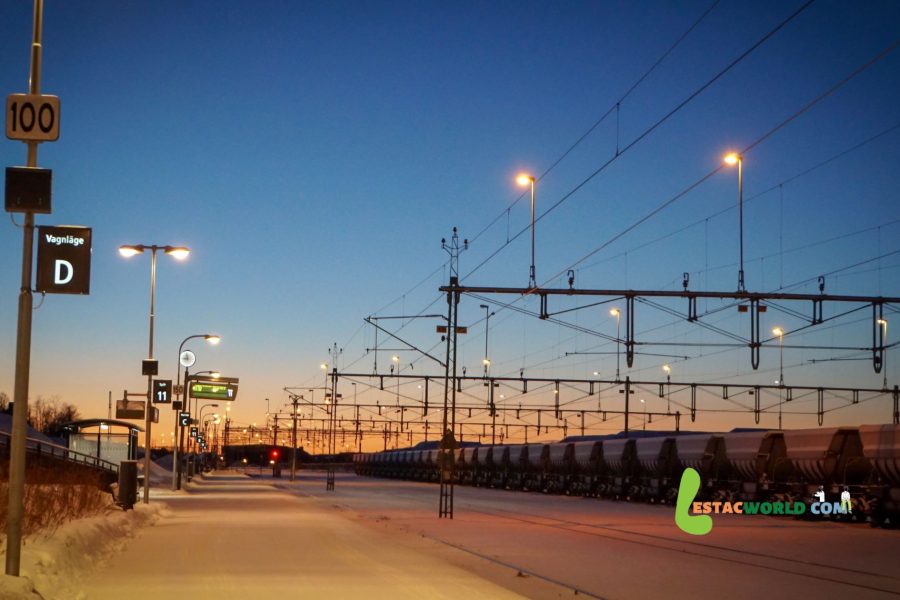 A quiet city road in Kiruna with clear skies and a few scattered buildings, illustrating the serene and picturesque environment.